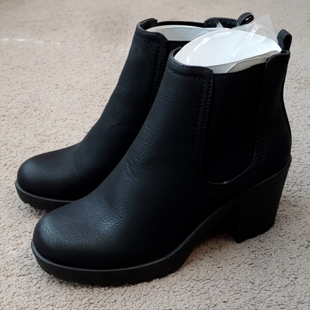 Brand new! Chunky Chelsea boots